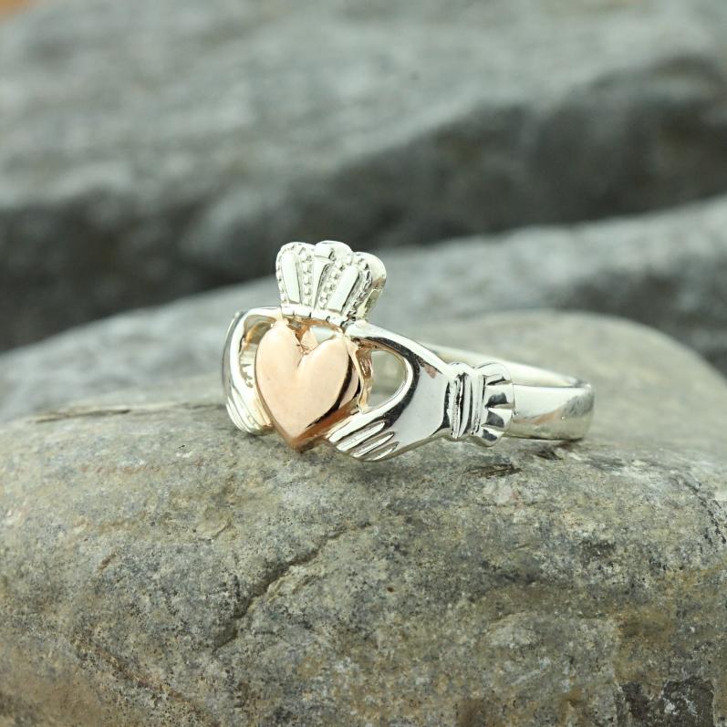 Rose gold sale emerald claddagh ring