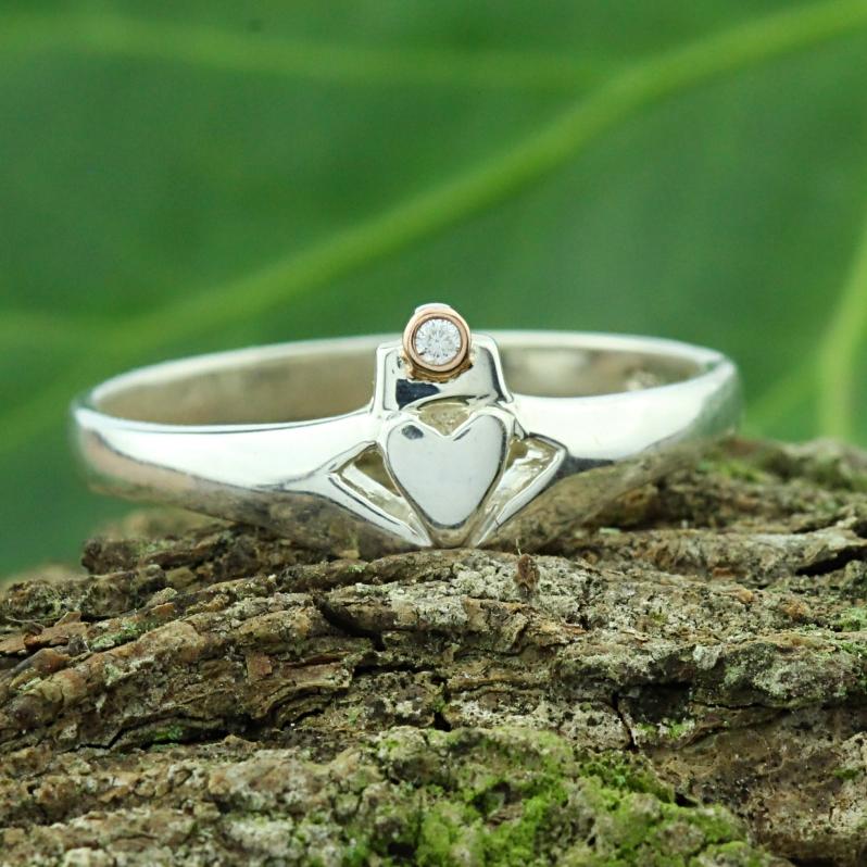 Rose gold deals claddagh ring