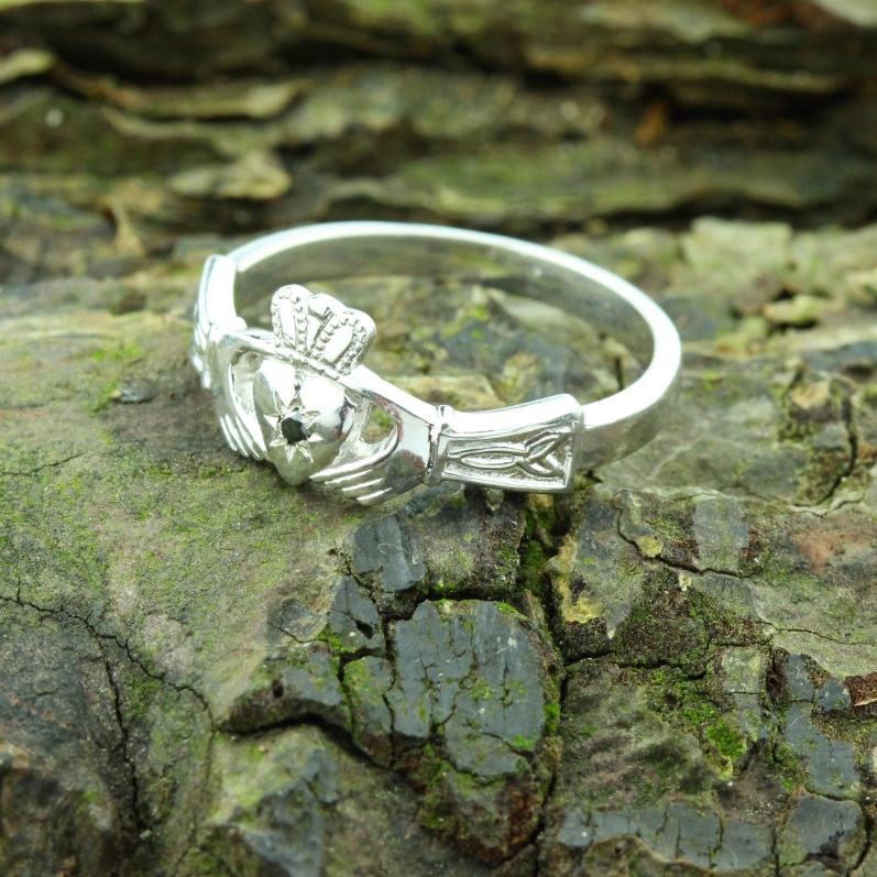 Dainty hot sale claddagh ring