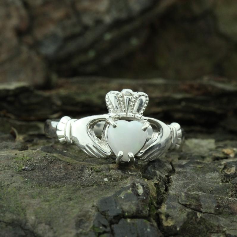 Claddagh on sale ring womens